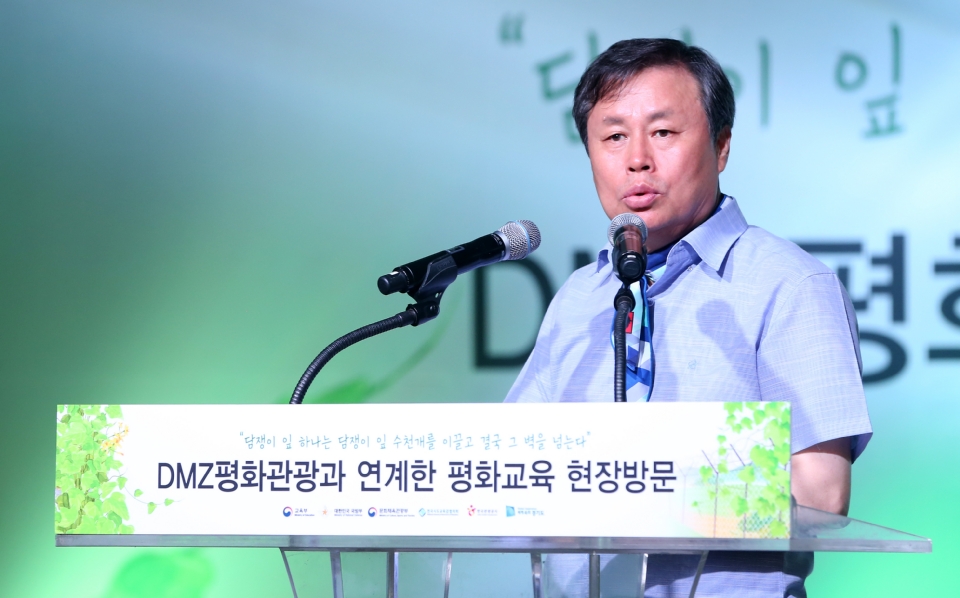 도종환 문화체육관광부 장관과 김상곤 사회부총리 겸 교육부장관이 시·도 교육감들과 함께 14일 경기도 파주시 판문점에서 열린 DMZ 평화관광과 연계한 평화교육 현장방문 행사에서 캠프그리브스를 방문해 평화교육을 하고 있는 학생들을 만나 인사말을 하고 있다.