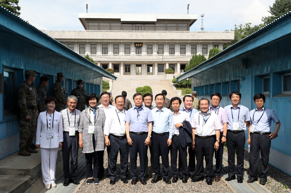 도종환 문화체육관광부 장관과 김상곤 사회부총리 겸 교육부장관이 시·도 교육감들과 함께 14일 경기도 파주시 판문점에서 열린 DMZ 평화관광과 연계한 평화교육 현장방문 행사에서 북측 판문각을 배경으로 기념촬영을 하고 있다.