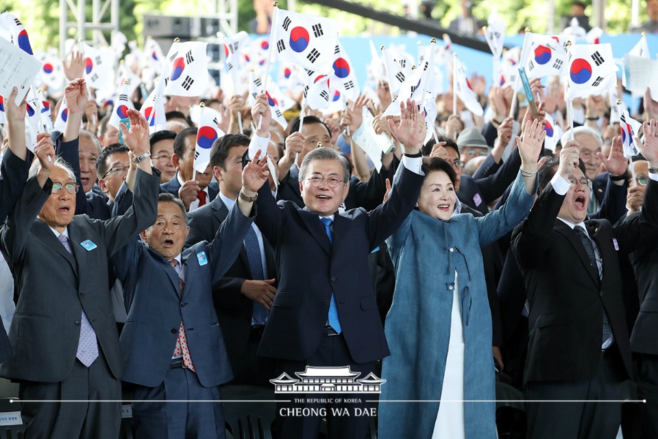 문재인 대통령이 15일 오전 서울 용산구 국립중앙박물관 열린마당에서 열린 제73주년 광복절 및 정부수립 70주년 경축식에서 만세 삼창을 하고 있다.