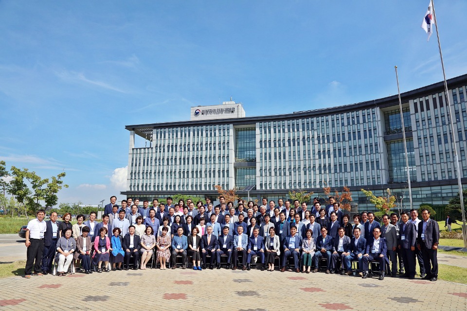 14일 오전 전라북도 완주군 지방자치인재개발원에서 열린 '지방의회 아카데미'에 참석한 심보균 행정안전부 차관과 충청·전라권 지방의원들이 기념촬영을 하고 있다. 지방의회 아카데미는 오는 17일까지 3개 권역(수도·강원권, 충청·전라권, 경상권)으로 나누어 ‘찾아가는 맞춤형 교육 프로그램’으로 진행하며, 총 640여명이 참석한다.