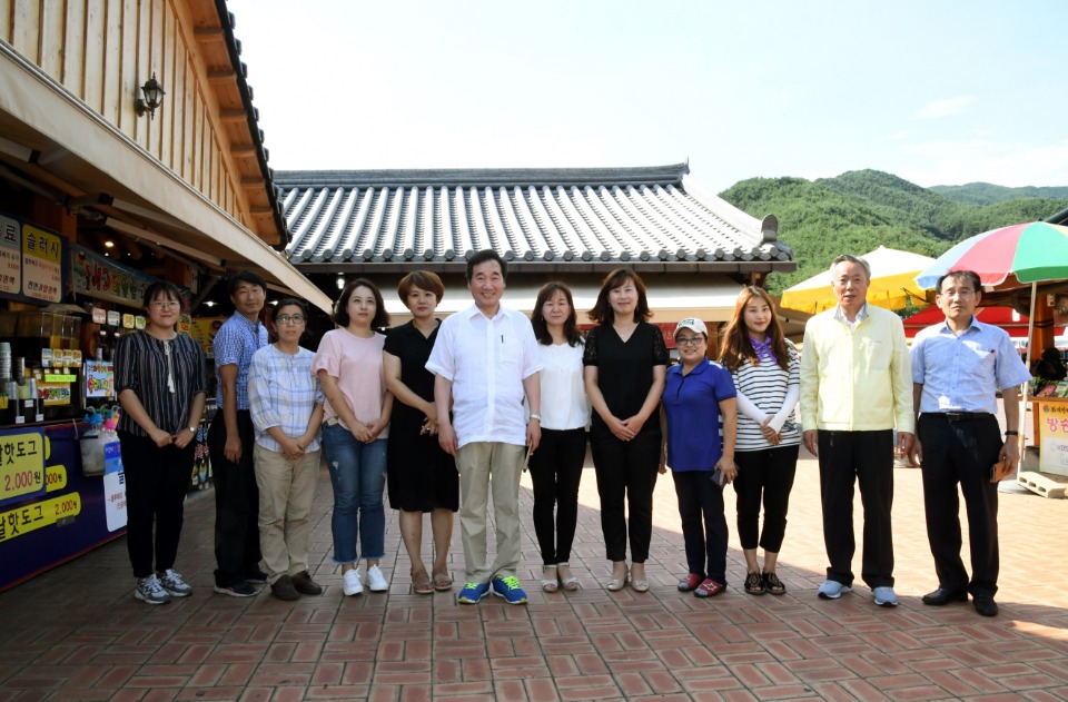 하계휴가 중인 이낙연 국무총리가 13일 경남 하동 화개장터를 방문해 기념사진을 촬영하고 있다.