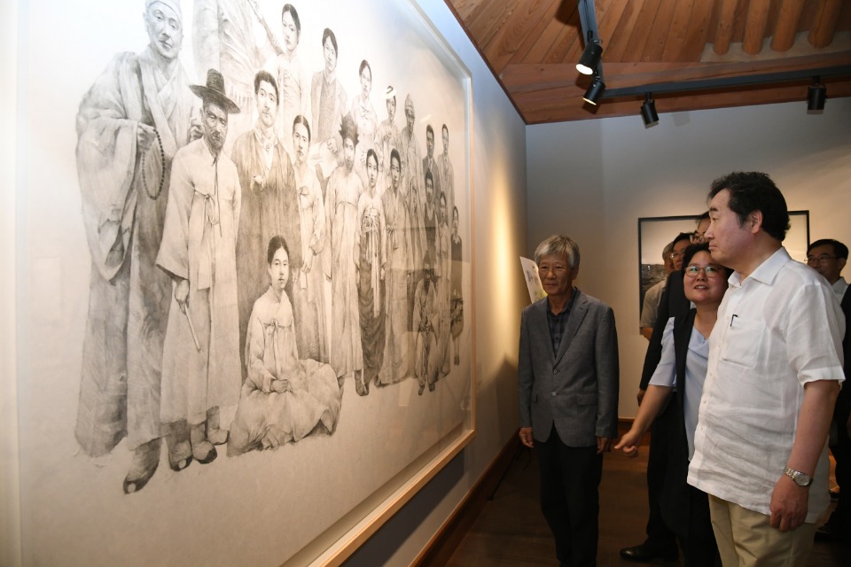 하계휴가 중인 이낙연 국무총리가 13일 경남 하동 박경리 문학관을 방문해 관람을 하고 있다.