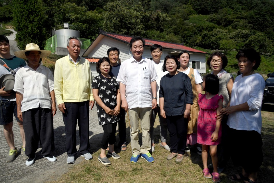 하계휴가 중인 이낙연 국무총리가 13일 경남 하동 도심다원을 방문해 기념사진을 촬영하고 있다.