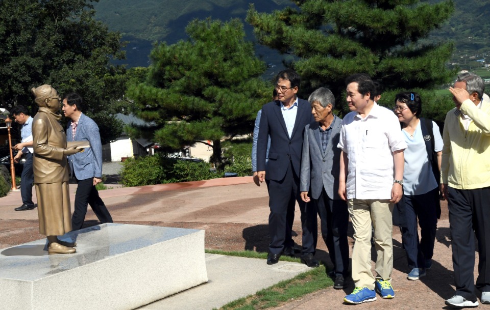 하계휴가 중인 이낙연 국무총리가 13일 경남 하동 박경리 문학관을 방문해 관람을 하고 있다.