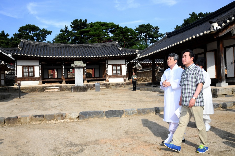 하계휴가 중인 이낙연 국무총리가 14일 충남 논산 돈암서원을 방문해 서원을 둘러보고 있다.