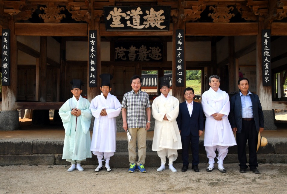 하계휴가 중인 이낙연 국무총리가 14일 충남 논산 돈암서원을 방문해 서원을 둘러보고 있다.