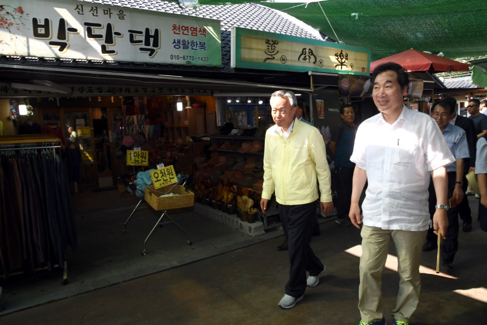 하계휴가 중인 이낙연 국무총리가 13일 경남 하동 화개장터를 방문해 시장을 둘러보고 있다.