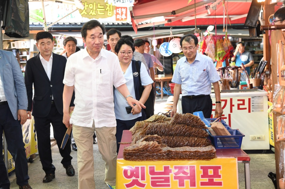 하계휴가 중인 이낙연 국무총리가 13일 경남 하동 화개장터를 방문해 상인들과 담소를 나누고 있다.