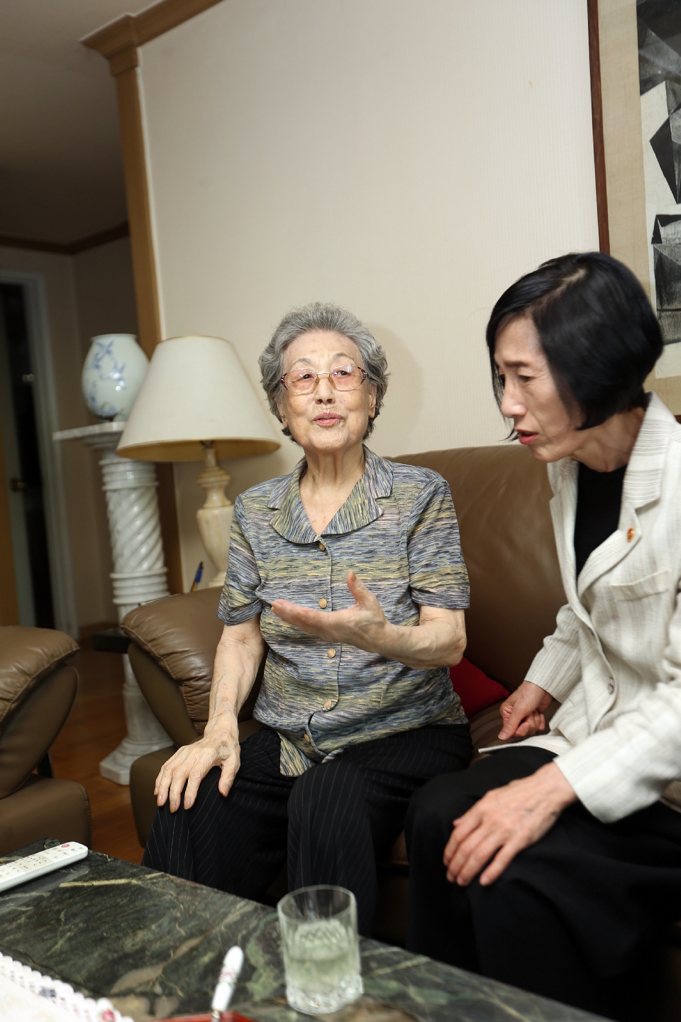 피우진 국가보훈처장이 광복절계기 생존 애국지사 위문을 위해 14일 경기도 안양시에 위치한 김국주 애국지사(94세) 자택을 방문하여 가족과 환담하며 감사의 마음과 위로를 전하고 있다.