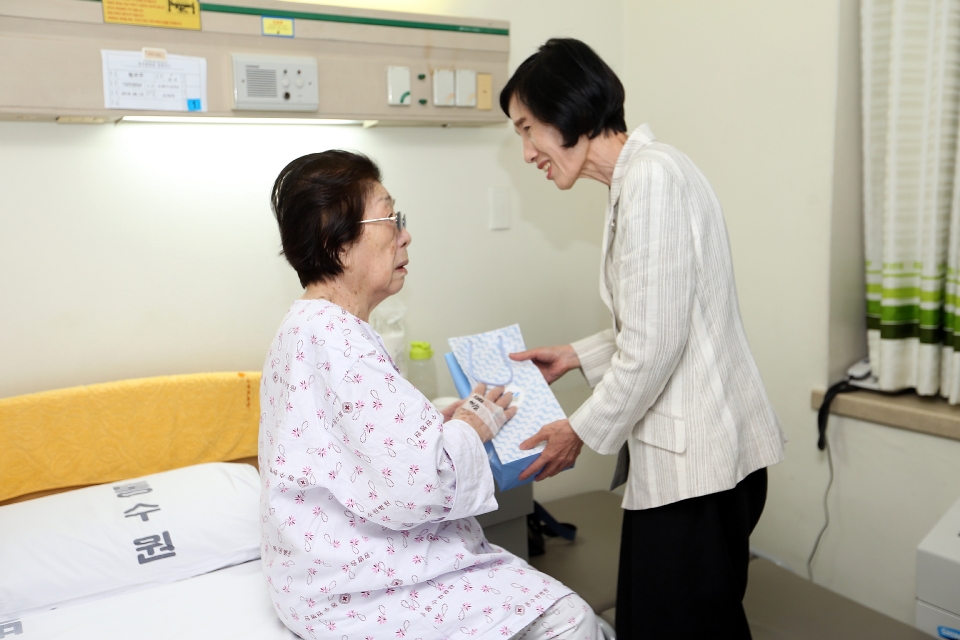 피우진 국가보훈처장이 광복절계기 생존 애국지사 위문을 위해 14일 경기도 동수원병원병원에 입원하고 계시는 안중근 외손녀 황은주(90세)씨를 만나 감사의 마음과 위로를 전하고 있다