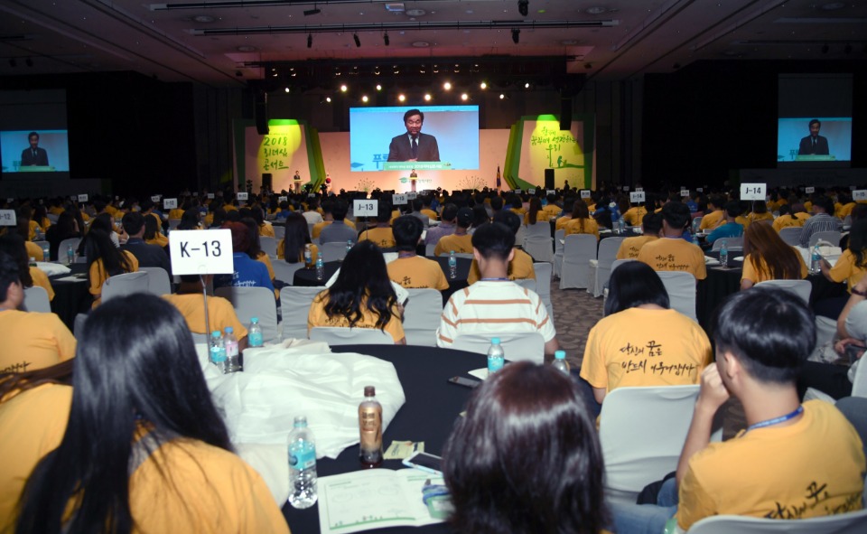 이낙연 국무총리가 17일 경기도 고양시 킨텍스에서 열린 사회리더 대학생 멘토링 리더십콘서트 개회식에 참석해 연설을 하고 있다.