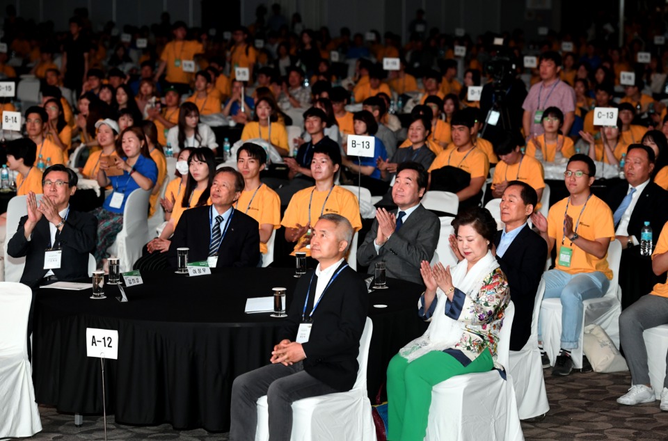 이낙연 국무총리가 17일 경기도 고양시 킨텍스에서 열린 사회리더 대학생 멘토링 리더십콘서트 개회식에 참석하고 있다.