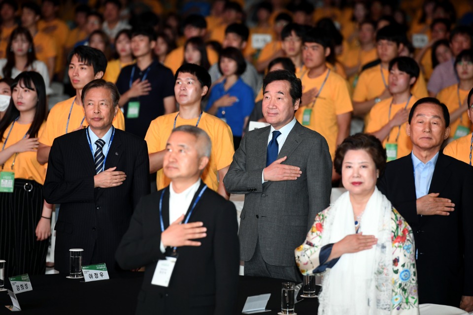 이낙연 국무총리가 17일 경기도 고양시 킨텍스에서 열린 사회리더 대학생 멘토링 리더십콘서트 개회식에 참석해 국민의례를 하고 있다.