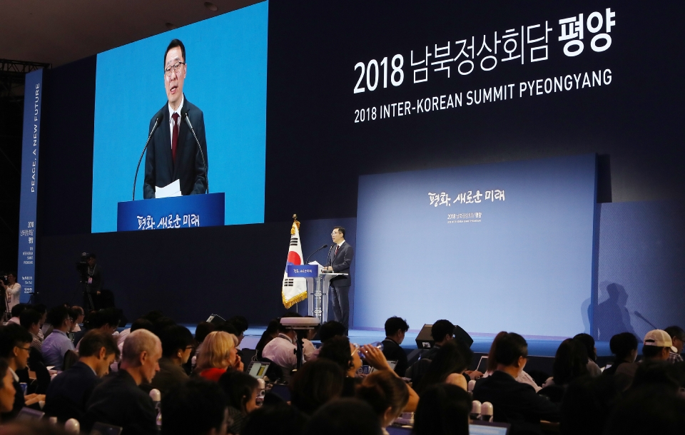 윤영찬 청와대 국민소통수석 18일 오후 일정 브리핑.