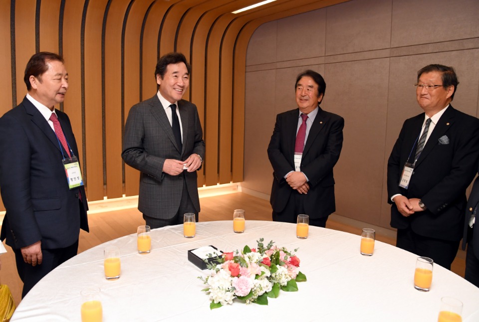 이낙연 국무총리가 18일 광진구 워커힐 호텔에서 열린 민주평통 해외지역회의 환영 만찬에 참석해 참석자들과 대화를 하고 있다.