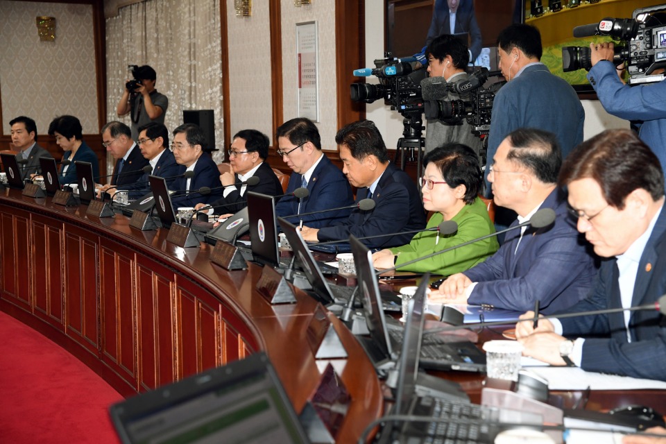 이낙연 국무총리가 18일 세종로 정부서울청사에서 제40회 국무회의를 주재하고 있다.