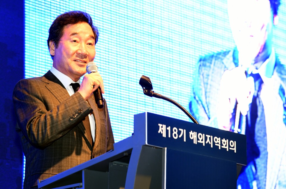 이낙연 국무총리가 18일 광진구 워커힐 호텔에서 열린 민주평통 해외지역회의 환영 만찬에 참석해 인사말을 하고 있다.