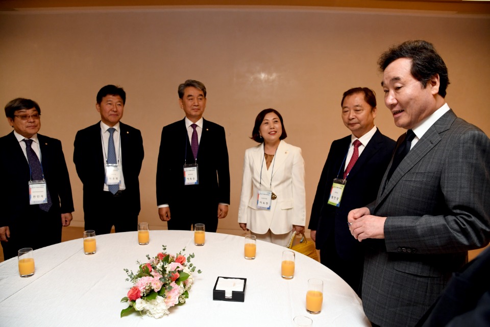 이낙연 국무총리가 18일 광진구 워커힐 호텔에서 열린 민주평통 해외지역회의 환영 만찬에 참석해 참석자들과 대화를 하고 있다.