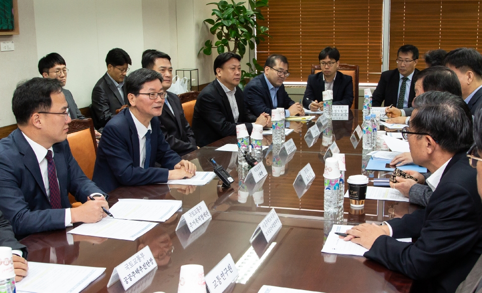 국토교통부 손병석 1차관은 2018년 10월 11일 수도권광역교통개선대책 TF 회의를 진행 중이다.