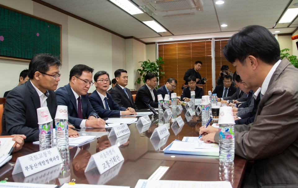 국토교통부 손병석 1차관은 2018년 10월 11일 수도권광역교통개선대책 TF 회의를 진행 중이다.