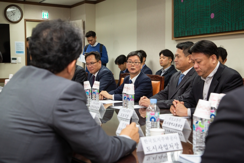 국토교통부 손병석 1차관은 2018년 10월 11일 수도권광역교통개선대책 TF 회의를 진행 중이다.