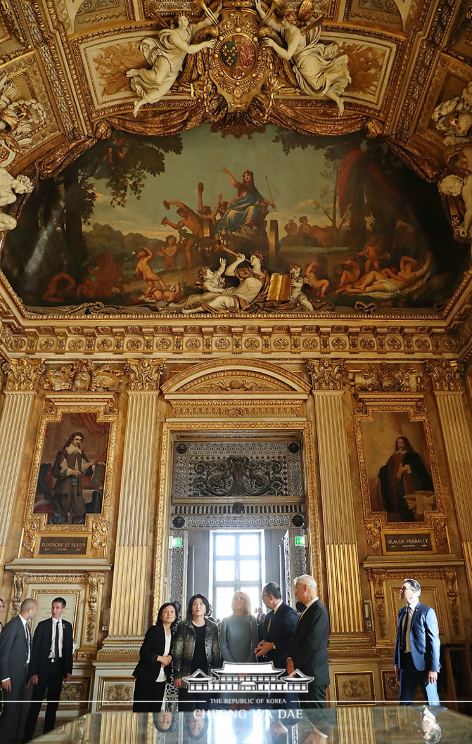 김정숙 여사와 에마뉘엘 마크롱 프랑스 대통령 부인 브리지트 마크롱 여사가 15일 오전(현지시간) 프랑스 파리 루브르 박물관을 찾아 전시실을 둘러보고 있다.