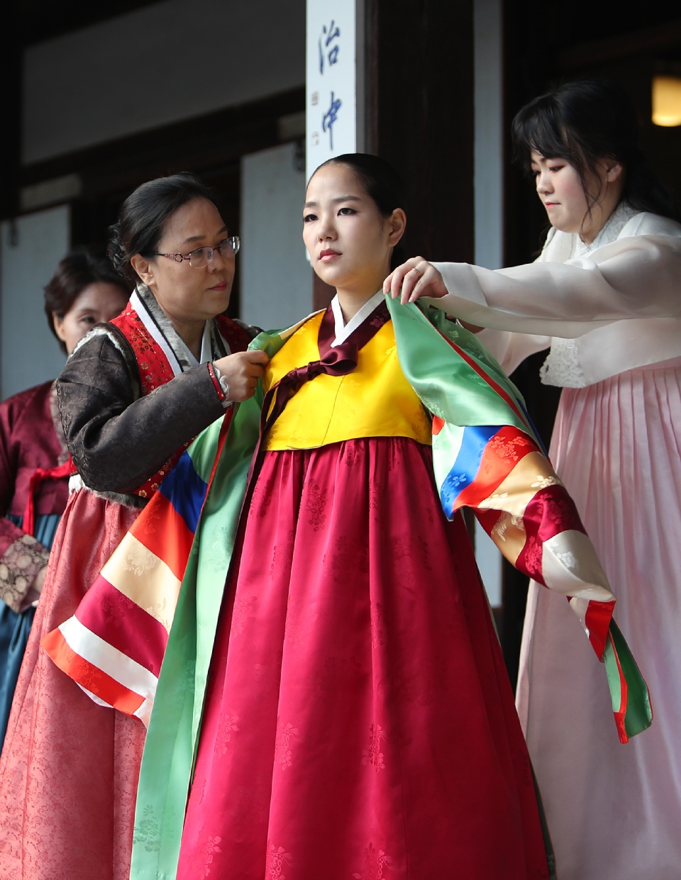 18일 서울 운현궁에서는 한국궁중복식연구원에서 마련한 전통혼례문화 토크콘서트가 열려 개성에 전통혼례복과 혼례문화에 대해 명인들이 참석해 설명을 하고 있다. 이날 전통혼례복을 체험하기 위해 참여한 일반인 커플이 직접 개성혼례복 체험을 했고 말레이시아에서 온 관광객들이 함께 기념촬영을 했다.

‘한복을 일상처럼, 일상을 한복처럼’이라는 표어 아래‘2018 한복문화주간’이 10월 15일부터 21일까지 전국 곳곳에 열리고 있다. 
