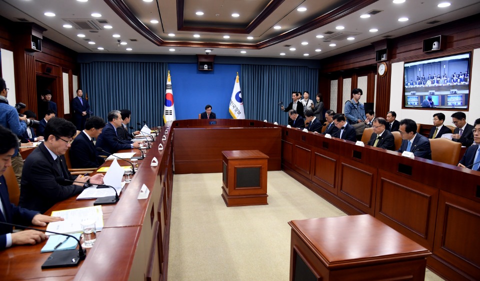 이낙연 국무총리가 18일 세종로 정부서울청사에서 열린 국정현안점검조정회의를 주재하고 있다.