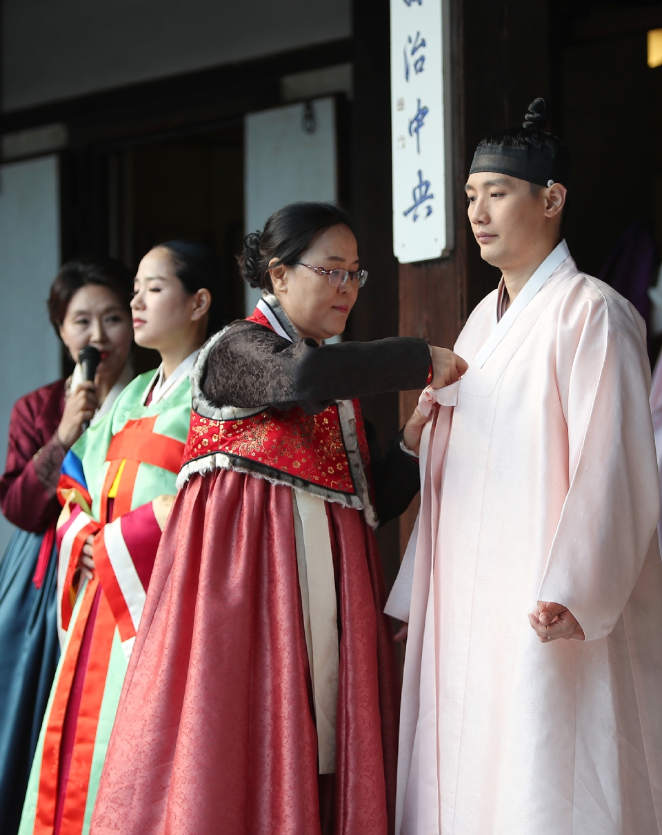 18일 서울 운현궁에서는 한국궁중복식연구원에서 마련한 전통혼례문화 토크콘서트가 열려 개성에 전통혼례복과 혼례문화에 대해 명인들이 참석해 설명을 하고 있다. 이날 전통혼례복을 체험하기 위해 참여한 일반인 커플이 직접 개성혼례복 체험을 했고 말레이시아에서 온 관광객들이 함께 기념촬영을 했다.

‘한복을 일상처럼, 일상을 한복처럼’이라는 표어 아래‘2018 한복문화주간’이 10월 15일부터 21일까지 전국 곳곳에 열리고 있다. 
