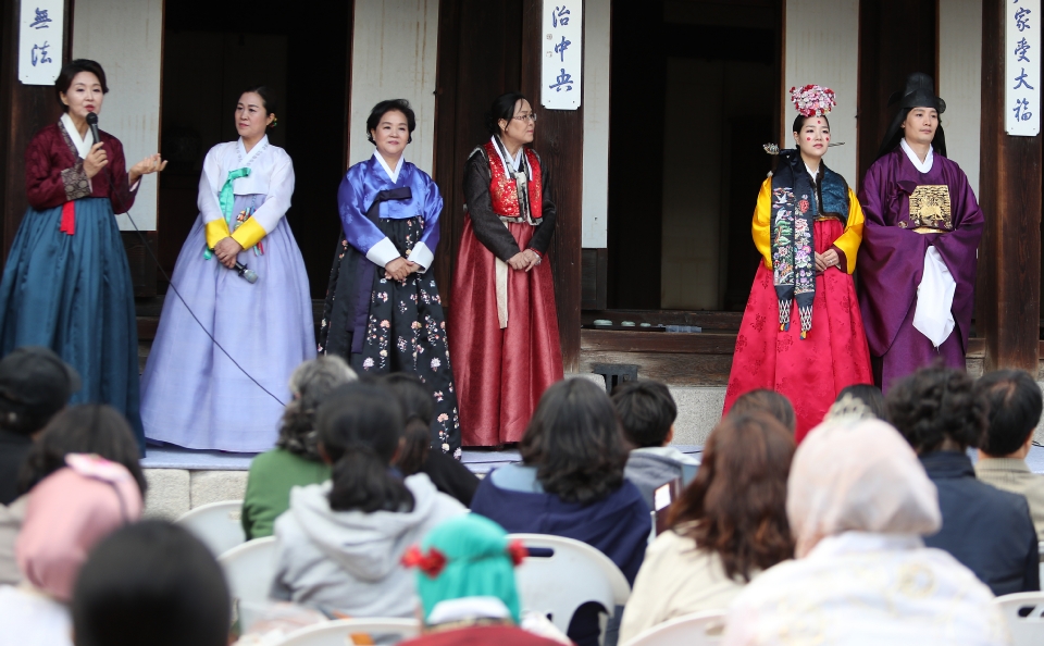 18일 서울 운현궁에서는 한국궁중복식연구원에서 마련한 전통혼례문화 토크콘서트가 열려 개성에 전통혼례복과 혼례문화에 대해 명인들이 참석해 설명을 하고 있다. 이날 전통혼례복을 체험하기 위해 참여한 일반인 커플이 직접 개성혼례복 체험을 했고 말레이시아에서 온 관광객들이 함께 기념촬영을 했다.

‘한복을 일상처럼, 일상을 한복처럼’이라는 표어 아래‘2018 한복문화주간’이 10월 15일부터 21일까지 전국 곳곳에 열리고 있다. 
