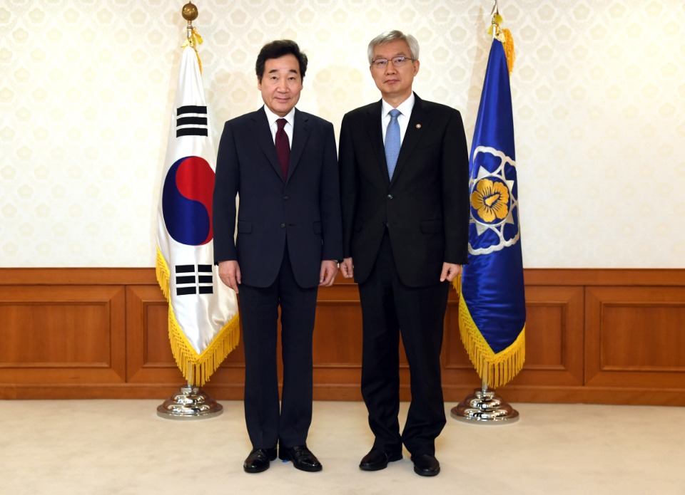 이낙연 국무총리가 17일 세종로 정부서울청사에서 신임 차관들에게 임명장 수여한 뒤 기념촬영을 하고 있다.