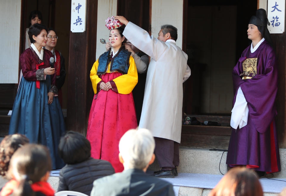 18일 서울 운현궁에서는 한국궁중복식연구원에서 마련한 전통혼례문화 토크콘서트가 열려 개성에 전통혼례복과 혼례문화에 대해 명인들이 참석해 설명을 하고 있다. 이날 전통혼례복을 체험하기 위해 참여한 일반인 커플이 직접 개성혼례복 체험을 했고 말레이시아에서 온 관광객들이 함께 기념촬영을 했다.

‘한복을 일상처럼, 일상을 한복처럼’이라는 표어 아래‘2018 한복문화주간’이 10월 15일부터 21일까지 전국 곳곳에 열리고 있다. 
