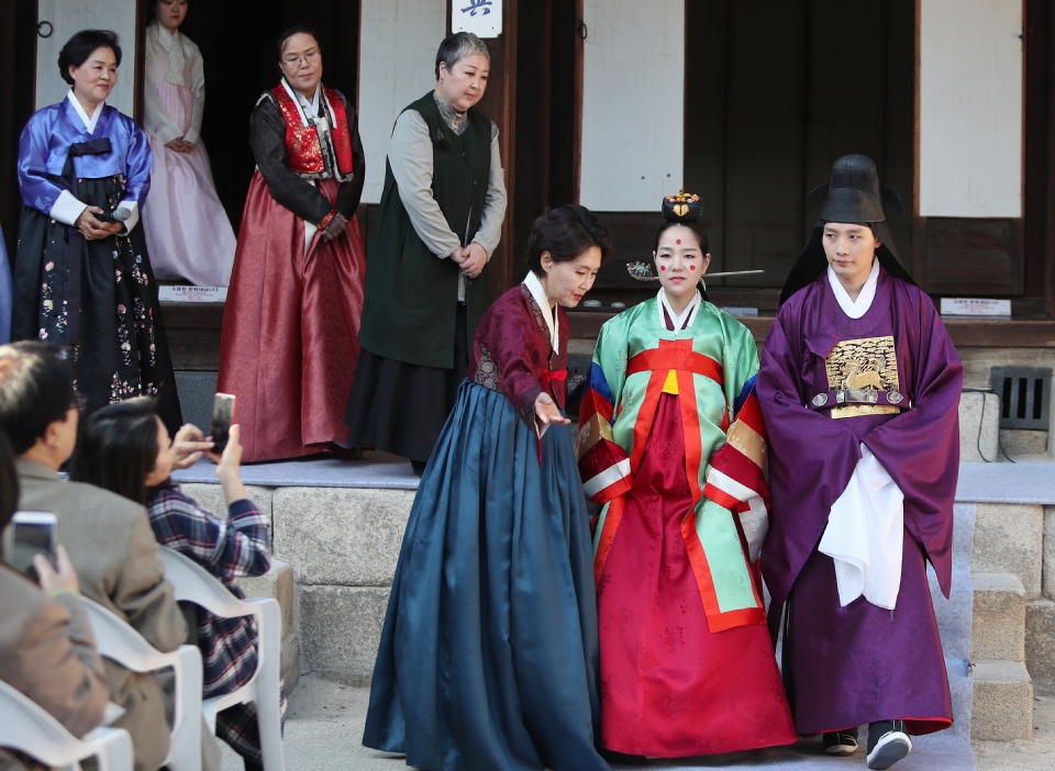 18일 서울 운현궁에서는 한국궁중복식연구원에서 마련한 전통혼례문화 토크콘서트가 열려 개성에 전통혼례복과 혼례문화에 대해 명인들이 참석해 설명을 하고 있다. 이날 전통혼례복을 체험하기 위해 참여한 일반인 커플이 직접 개성혼례복 체험을 했고 말레이시아에서 온 관광객들이 함께 기념촬영을 했다.

‘한복을 일상처럼, 일상을 한복처럼’이라는 표어 아래‘2018 한복문화주간’이 10월 15일부터 21일까지 전국 곳곳에 열리고 있다. 
