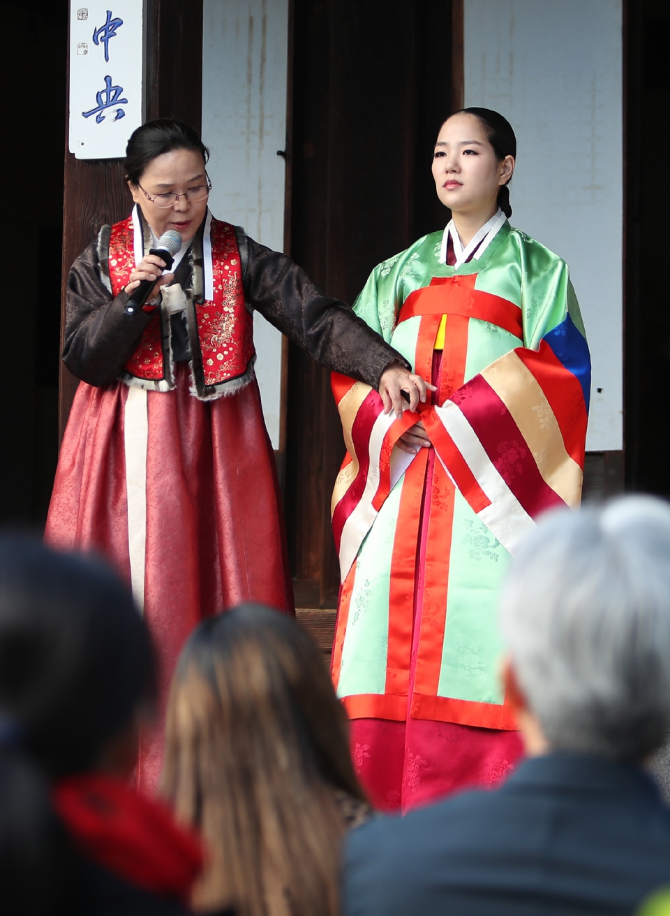 18일 서울 운현궁에서는 한국궁중복식연구원에서 마련한 전통혼례문화 토크콘서트가 열려 개성에 전통혼례복과 혼례문화에 대해 명인들이 참석해 설명을 하고 있다. 이날 전통혼례복을 체험하기 위해 참여한 일반인 커플이 직접 개성혼례복 체험을 했고 말레이시아에서 온 관광객들이 함께 기념촬영을 했다.

‘한복을 일상처럼, 일상을 한복처럼’이라는 표어 아래‘2018 한복문화주간’이 10월 15일부터 21일까지 전국 곳곳에 열리고 있다. 
