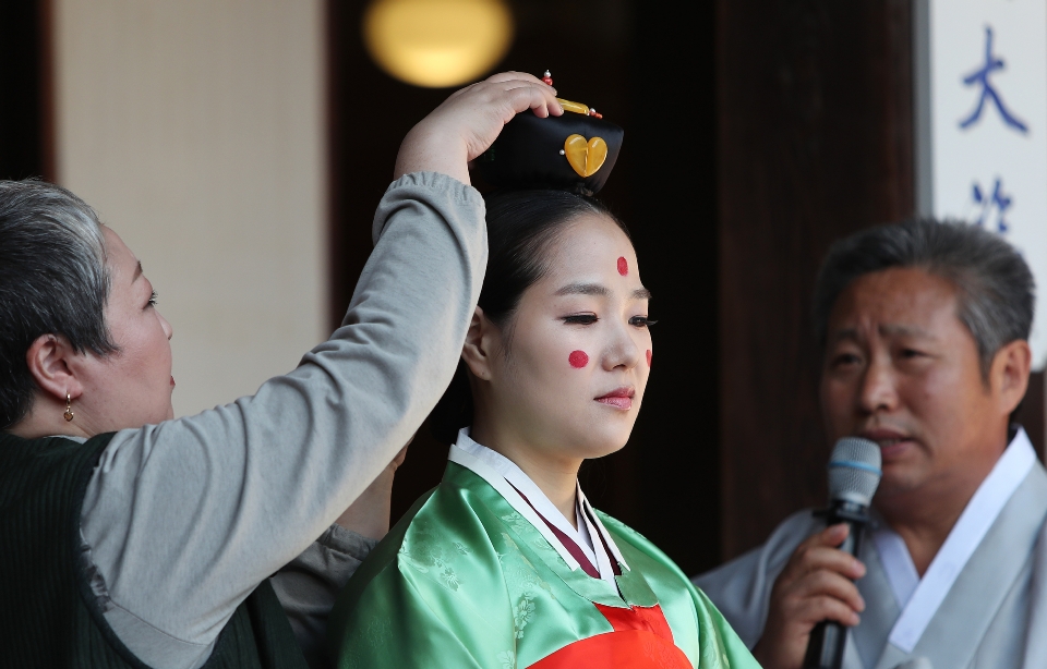 18일 서울 운현궁에서는 한국궁중복식연구원에서 마련한 전통혼례문화 토크콘서트가 열려 개성에 전통혼례복과 혼례문화에 대해 명인들이 참석해 설명을 하고 있다. 이날 전통혼례복을 체험하기 위해 참여한 일반인 커플이 직접 개성혼례복 체험을 했고 말레이시아에서 온 관광객들이 함께 기념촬영을 했다.

‘한복을 일상처럼, 일상을 한복처럼’이라는 표어 아래‘2018 한복문화주간’이 10월 15일부터 21일까지 전국 곳곳에 열리고 있다. 
