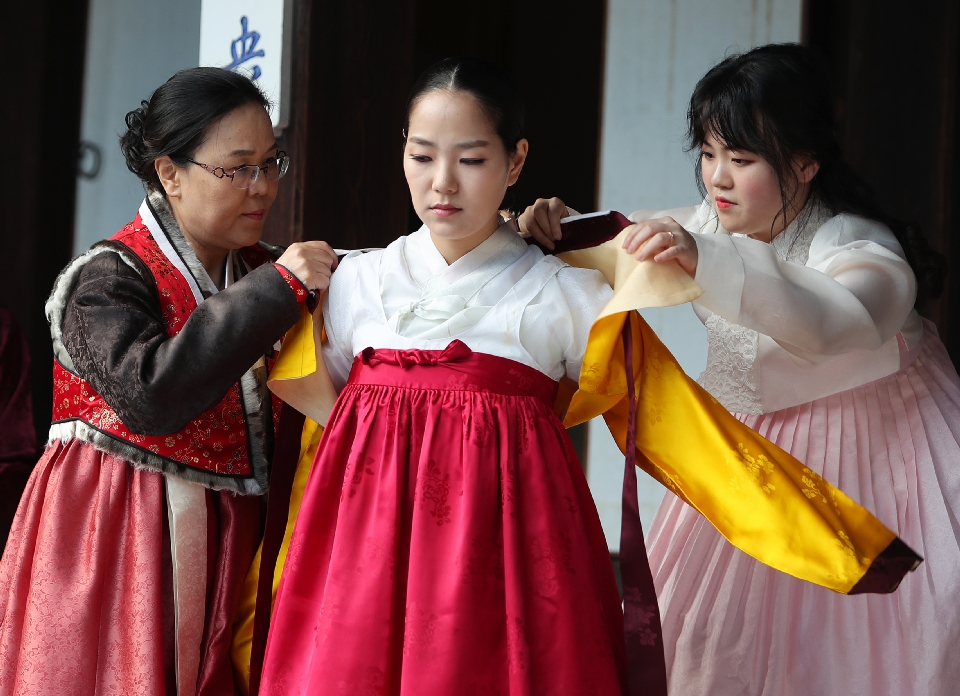 18일 서울 운현궁에서는 한국궁중복식연구원에서 마련한 전통혼례문화 토크콘서트가 열려 개성에 전통혼례복과 혼례문화에 대해 명인들이 참석해 설명을 하고 있다. 이날 전통혼례복을 체험하기 위해 참여한 일반인 커플이 직접 개성혼례복 체험을 했고 말레이시아에서 온 관광객들이 함께 기념촬영을 했다.

‘한복을 일상처럼, 일상을 한복처럼’이라는 표어 아래‘2018 한복문화주간’이 10월 15일부터 21일까지 전국 곳곳에 열리고 있다. 
