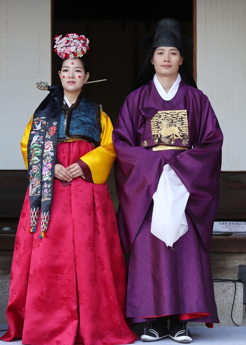 18일 서울 운현궁에서는 한국궁중복식연구원에서 마련한 전통혼례문화 토크콘서트가 열려 개성에 전통혼례복과 혼례문화에 대해 명인들이 참석해 설명을 하고 있다. 이날 전통혼례복을 체험하기 위해 참여한 일반인 커플이 직접 개성혼례복 체험을 했고 말레이시아에서 온 관광객들이 함께 기념촬영을 했다.

‘한복을 일상처럼, 일상을 한복처럼’이라는 표어 아래‘2018 한복문화주간’이 10월 15일부터 21일까지 전국 곳곳에 열리고 있다. 
