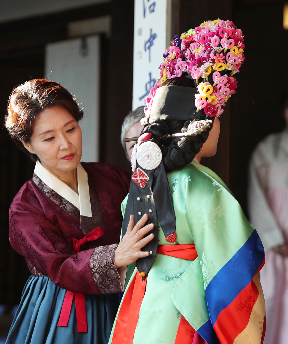 18일 서울 운현궁에서는 한국궁중복식연구원에서 마련한 전통혼례문화 토크콘서트가 열려 개성에 전통혼례복과 혼례문화에 대해 명인들이 참석해 설명을 하고 있다. 이날 전통혼례복을 체험하기 위해 참여한 일반인 커플이 직접 개성혼례복 체험을 했고 말레이시아에서 온 관광객들이 함께 기념촬영을 했다.

‘한복을 일상처럼, 일상을 한복처럼’이라는 표어 아래‘2018 한복문화주간’이 10월 15일부터 21일까지 전국 곳곳에 열리고 있다. 
