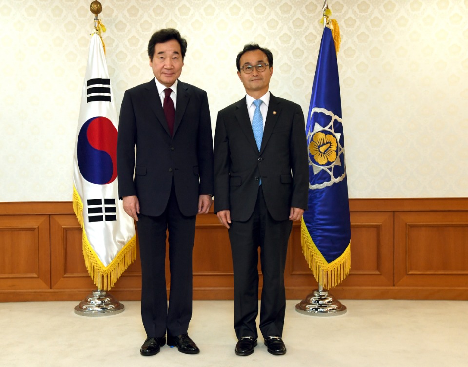 이낙연 국무총리가 17일 세종로 정부서울청사에서 신임 차관들에게 임명장 수여한 뒤 기념촬영을 하고 있다.