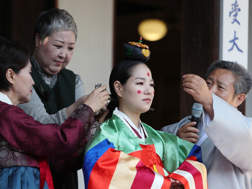 18일 서울 운현궁에서는 한국궁중복식연구원에서 마련한 전통혼례문화 토크콘서트가 열려 개성에 전통혼례복과 혼례문화에 대해 명인들이 참석해 설명을 하고 있다. 이날 전통혼례복을 체험하기 위해 참여한 일반인 커플이 직접 개성혼례복 체험을 했고 말레이시아에서 온 관광객들이 함께 기념촬영을 했다.

‘한복을 일상처럼, 일상을 한복처럼’이라는 표어 아래‘2018 한복문화주간’이 10월 15일부터 21일까지 전국 곳곳에 열리고 있다. 
