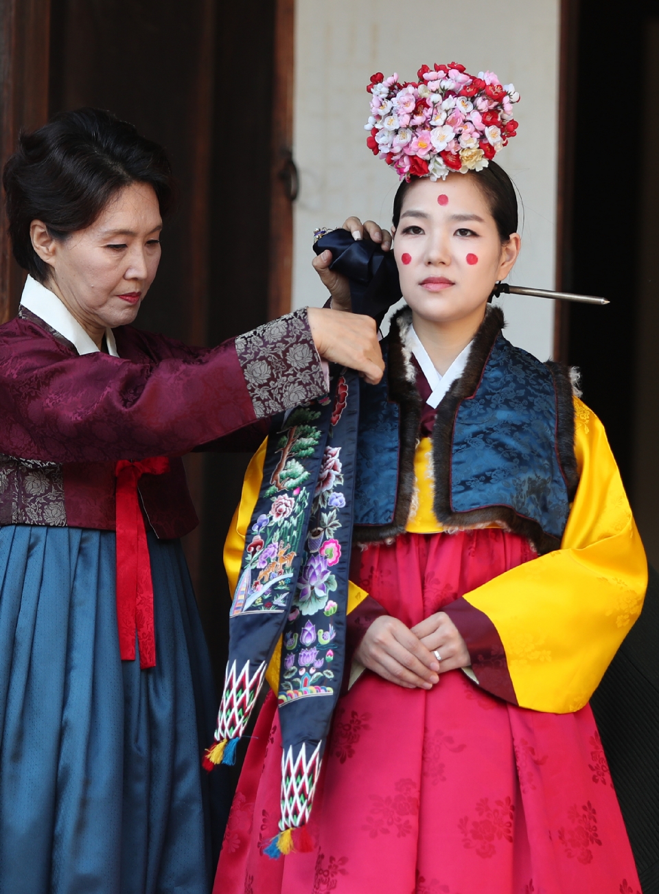 18일 서울 운현궁에서는 한국궁중복식연구원에서 마련한 전통혼례문화 토크콘서트가 열려 개성에 전통혼례복과 혼례문화에 대해 명인들이 참석해 설명을 하고 있다. 이날 전통혼례복을 체험하기 위해 참여한 일반인 커플이 직접 개성혼례복 체험을 했고 말레이시아에서 온 관광객들이 함께 기념촬영을 했다.

‘한복을 일상처럼, 일상을 한복처럼’이라는 표어 아래‘2018 한복문화주간’이 10월 15일부터 21일까지 전국 곳곳에 열리고 있다. 
