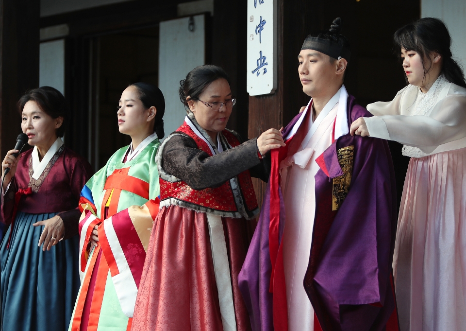 18일 서울 운현궁에서는 한국궁중복식연구원에서 마련한 전통혼례문화 토크콘서트가 열려 개성에 전통혼례복과 혼례문화에 대해 명인들이 참석해 설명을 하고 있다. 이날 전통혼례복을 체험하기 위해 참여한 일반인 커플이 직접 개성혼례복 체험을 했고 말레이시아에서 온 관광객들이 함께 기념촬영을 했다.

‘한복을 일상처럼, 일상을 한복처럼’이라는 표어 아래‘2018 한복문화주간’이 10월 15일부터 21일까지 전국 곳곳에 열리고 있다. 
