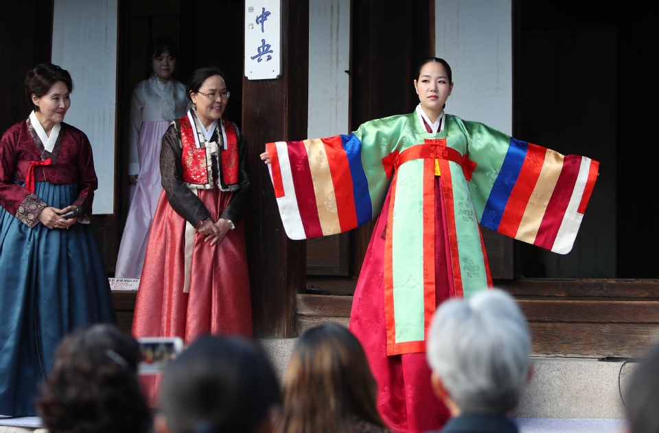 18일 서울 운현궁에서는 한국궁중복식연구원에서 마련한 전통혼례문화 토크콘서트가 열려 개성에 전통혼례복과 혼례문화에 대해 명인들이 참석해 설명을 하고 있다. 이날 전통혼례복을 체험하기 위해 참여한 일반인 커플이 직접 개성혼례복 체험을 했고 말레이시아에서 온 관광객들이 함께 기념촬영을 했다.

‘한복을 일상처럼, 일상을 한복처럼’이라는 표어 아래‘2018 한복문화주간’이 10월 15일부터 21일까지 전국 곳곳에 열리고 있다. 
