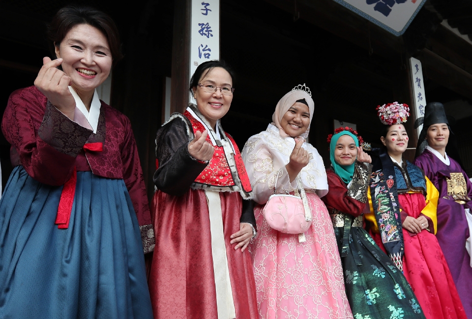 18일 서울 운현궁에서는 한국궁중복식연구원에서 마련한 전통혼례문화 토크콘서트가 열려 개성에 전통혼례복과 혼례문화에 대해 명인들이 참석해 설명을 하고 있다. 이날 전통혼례복을 체험하기 위해 참여한 일반인 커플이 직접 개성혼례복 체험을 했고 말레이시아에서 온 관광객들이 함께 기념촬영을 했다.

‘한복을 일상처럼, 일상을 한복처럼’이라는 표어 아래‘2018 한복문화주간’이 10월 15일부터 21일까지 전국 곳곳에 열리고 있다. 
