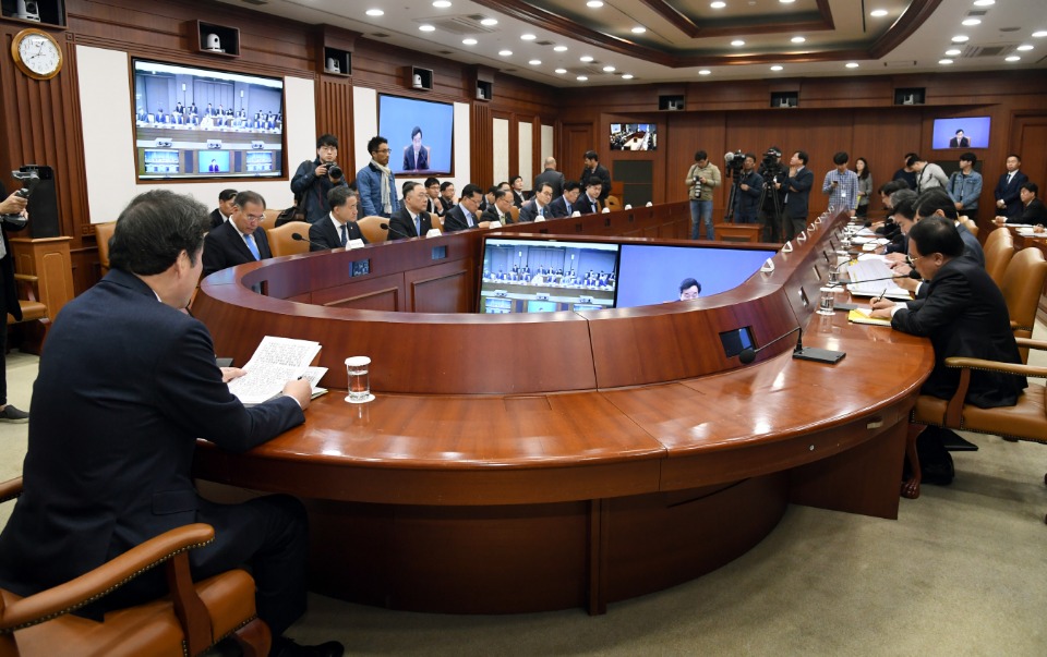 이낙연 국무총리가 18일 세종로 정부서울청사에서 열린 국정현안점검조정회의를 주재하고 있다.