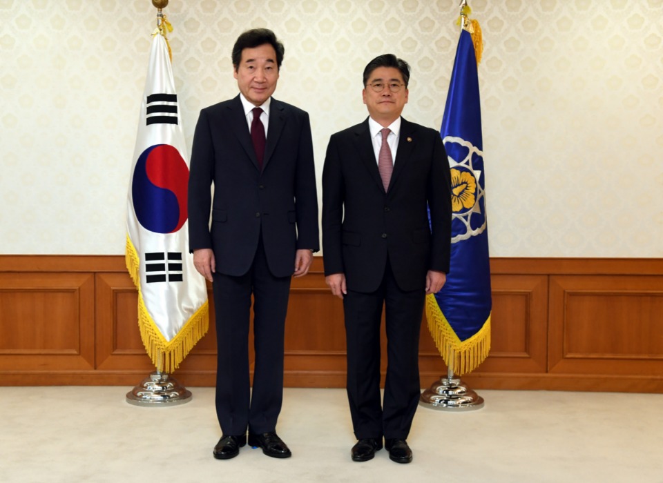 이낙연 국무총리가 17일 세종로 정부서울청사에서 신임 차관들에게 임명장 수여한 뒤 기념촬영을 하고 있다.