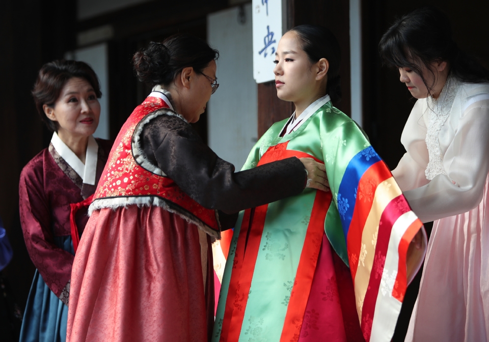 18일 서울 운현궁에서는 한국궁중복식연구원에서 마련한 전통혼례문화 토크콘서트가 열려 개성에 전통혼례복과 혼례문화에 대해 명인들이 참석해 설명을 하고 있다. 이날 전통혼례복을 체험하기 위해 참여한 일반인 커플이 직접 개성혼례복 체험을 했고 말레이시아에서 온 관광객들이 함께 기념촬영을 했다.

‘한복을 일상처럼, 일상을 한복처럼’이라는 표어 아래‘2018 한복문화주간’이 10월 15일부터 21일까지 전국 곳곳에 열리고 있다. 
