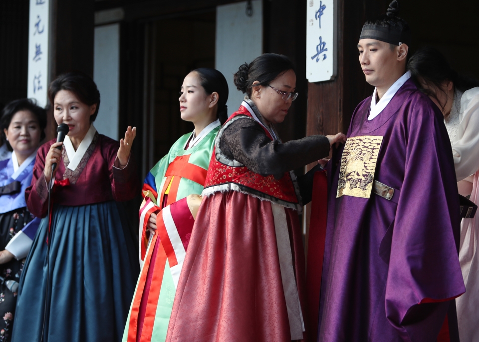 18일 서울 운현궁에서는 한국궁중복식연구원에서 마련한 전통혼례문화 토크콘서트가 열려 개성에 전통혼례복과 혼례문화에 대해 명인들이 참석해 설명을 하고 있다. 이날 전통혼례복을 체험하기 위해 참여한 일반인 커플이 직접 개성혼례복 체험을 했고 말레이시아에서 온 관광객들이 함께 기념촬영을 했다.

‘한복을 일상처럼, 일상을 한복처럼’이라는 표어 아래‘2018 한복문화주간’이 10월 15일부터 21일까지 전국 곳곳에 열리고 있다. 
