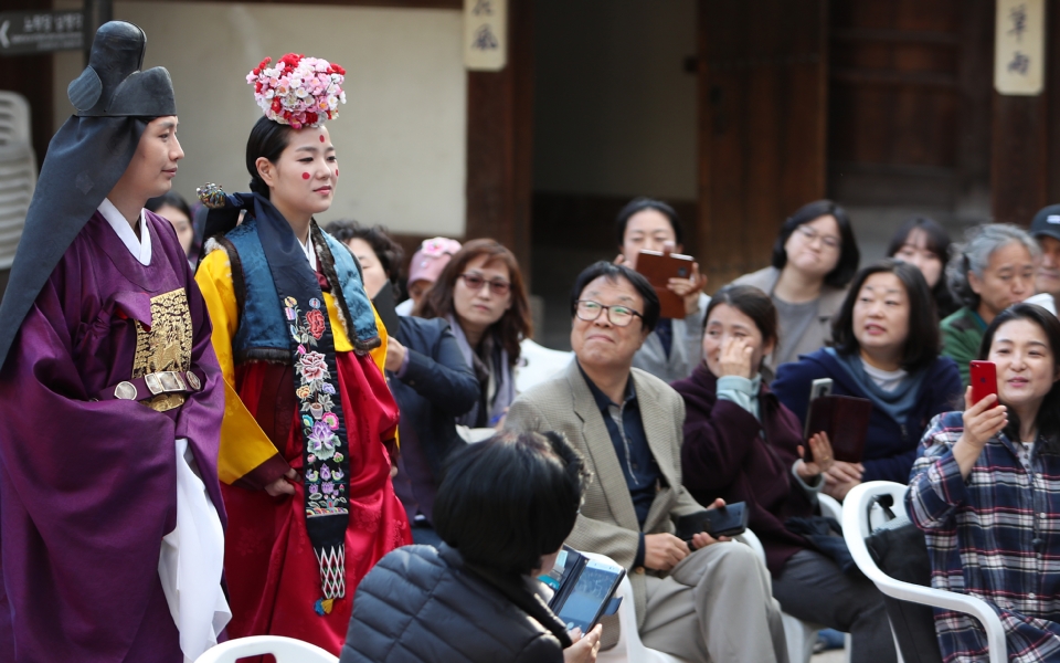 18일 서울 운현궁에서는 한국궁중복식연구원에서 마련한 전통혼례문화 토크콘서트가 열려 개성에 전통혼례복과 혼례문화에 대해 명인들이 참석해 설명을 하고 있다. 이날 전통혼례복을 체험하기 위해 참여한 일반인 커플이 직접 개성혼례복 체험을 했고 말레이시아에서 온 관광객들이 함께 기념촬영을 했다.

‘한복을 일상처럼, 일상을 한복처럼’이라는 표어 아래‘2018 한복문화주간’이 10월 15일부터 21일까지 전국 곳곳에 열리고 있다. 
