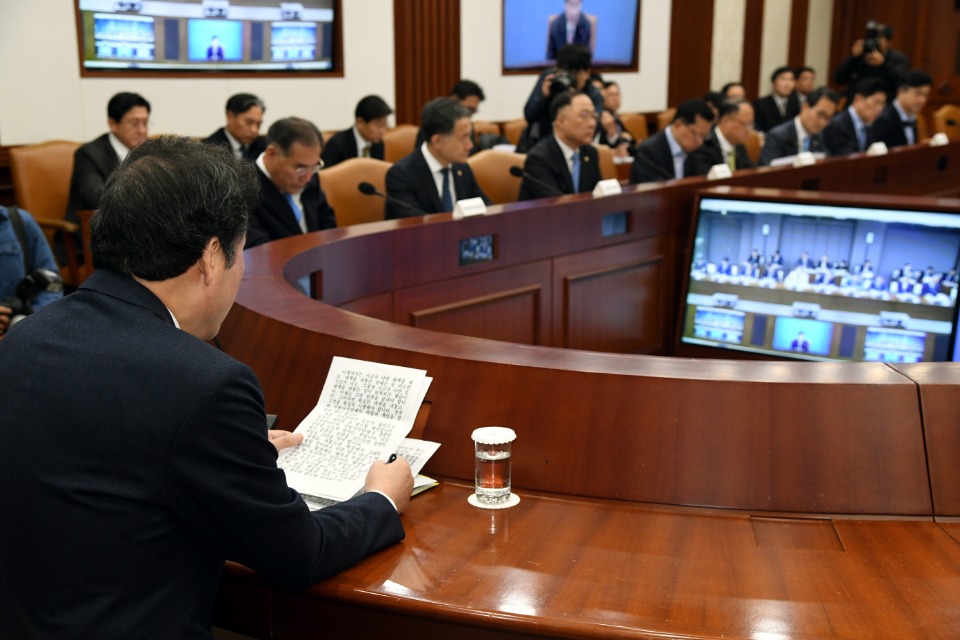 이낙연 국무총리가 18일 세종로 정부서울청사에서 열린 국정현안점검조정회의를 주재하고 있다.